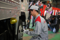 「トラック入社式」を津支店整備工場で挙行いたしました。(2)