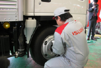 「トラック入社式」を津支店整備工場で挙行いたしました。(8)