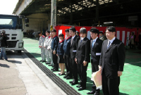 「トラック入社式」を津支店整備工場で挙行いたしました。(9)