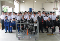 松阪工業高等学校へ中型トラックエンジン・小型トラックを寄贈しました。(1)