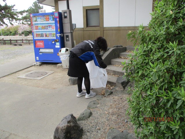 九華公園内清掃の様子（桑名営業所）