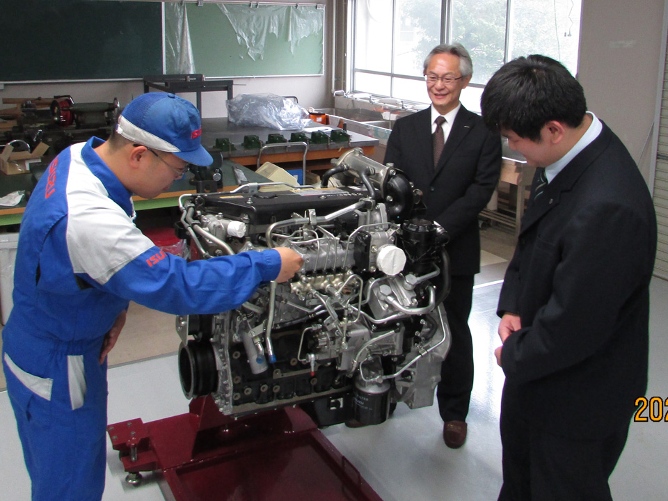 稲生高校へ中型トラックエンジンを寄贈